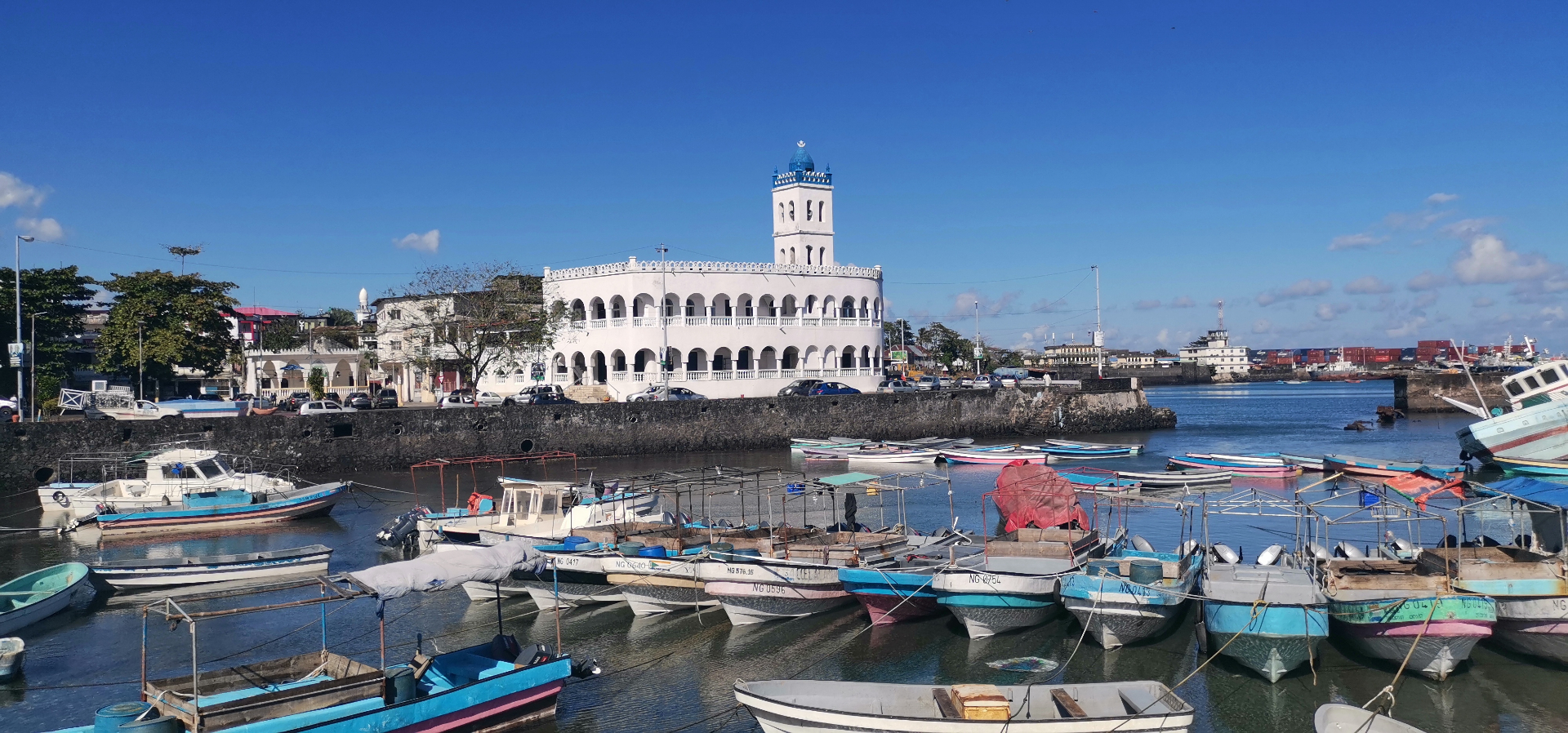 Port historique comorien baigné de lumière, utilisé comme visuel d'ouverture institutionnel
